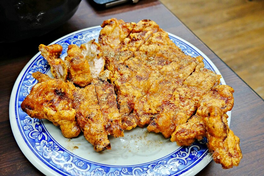 【台北】 善導寺站｜93蕃茄刀削牛肉麵，湯鮮甜肉大塊，還有酥香現炸排骨