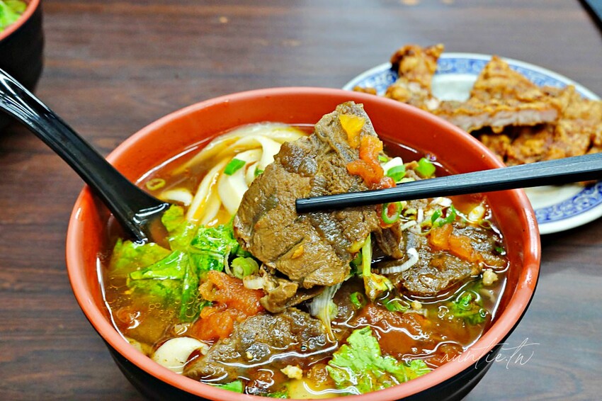 【台北】 善導寺站｜93蕃茄刀削牛肉麵，湯鮮甜肉大塊，還有酥香現炸排骨
