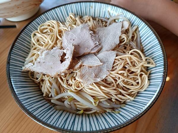 銅板價飽足餐！古早味大牌檔必吃汕頭乾麵 肉骨湯。