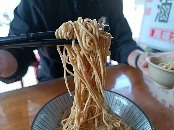 銅板價飽足餐！古早味大牌檔必吃汕頭乾麵 肉骨湯。