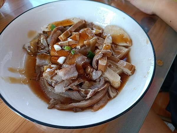 銅板價飽足餐！古早味大牌檔必吃汕頭乾麵 肉骨湯。