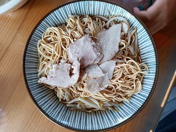 銅板價飽足餐！古早味大牌檔必吃汕頭乾麵 肉骨湯。