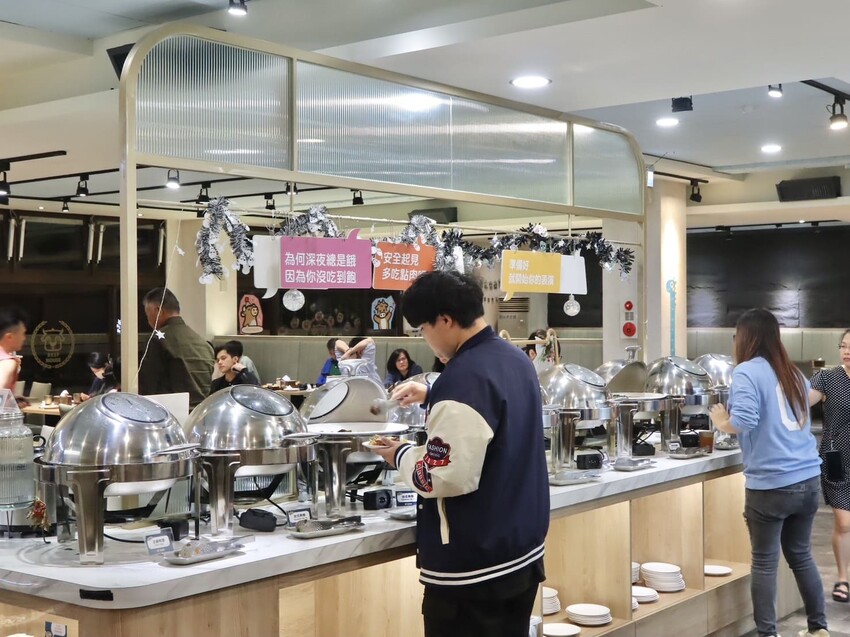 牛室炙燒牛排｜全台最有誠意平價牛排館！100%原塊肉，最低$369爽吃豐富自助吧