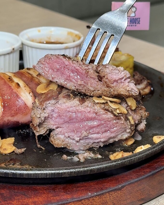 牛室炙燒牛排｜全台最有誠意平價牛排館！100%原塊肉，最低$369爽吃豐富自助吧