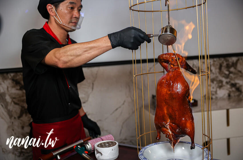 彰化最新火烤櫻桃鴨四吃+桌邊秀，想吃要預訂，直接去會撲空！現撈活體海鮮，帝王蟹、龍蝦通通有，尋鮮坊