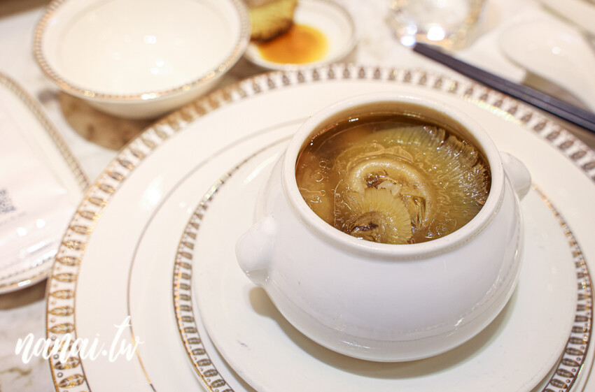 彰化最新火烤櫻桃鴨四吃+桌邊秀，想吃要預訂，直接去會撲空！現撈活體海鮮，帝王蟹、龍蝦通通有，尋鮮坊