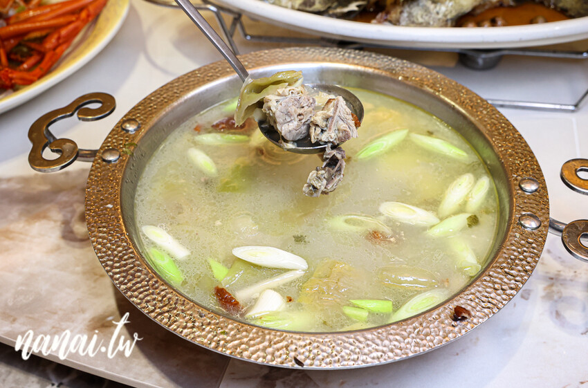 彰化最新火烤櫻桃鴨四吃+桌邊秀，想吃要預訂，直接去會撲空！現撈活體海鮮，帝王蟹、龍蝦通通有，尋鮮坊