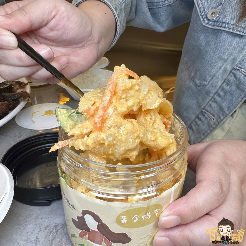 新竹市東區新竹豪客窯烤雞。新竹人不用跑到芎林就可以買到好吃又爆汁的窯烤雞！來自雲林斗六的人氣名店插旗新竹！ 必買隱藏版手工泡菜！ 還有特別版烏雞雞滴雞精！ (菜單營業時間地址電話) - 跟著踢小米吃喝