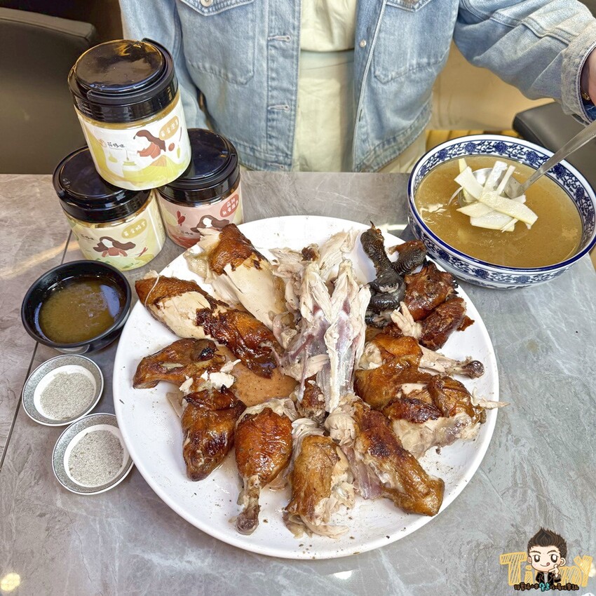 新竹市東區新竹豪客窯烤雞。新竹人不用跑到芎林就可以買到好吃又爆汁的窯烤雞！來自雲林斗六的人氣名店插旗新竹！ 必買隱藏版手工泡菜！ 還有特別版烏雞雞滴雞精！ (菜單營業時間地址電話) - 跟著踢小米吃喝