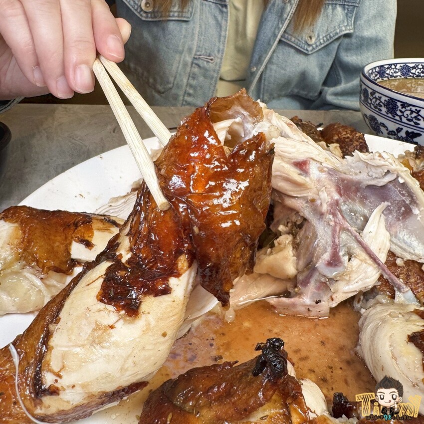 新竹市東區新竹豪客窯烤雞。新竹人不用跑到芎林就可以買到好吃又爆汁的窯烤雞！來自雲林斗六的人氣名店插旗新竹！ 必買隱藏版手工泡菜！ 還有特別版烏雞雞滴雞精！ (菜單營業時間地址電話) - 跟著踢小米吃喝