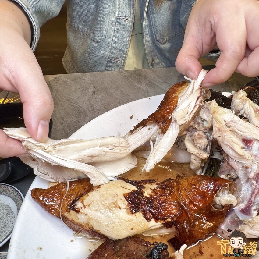 新竹市東區新竹豪客窯烤雞。新竹人不用跑到芎林就可以買到好吃又爆汁的窯烤雞！來自雲林斗六的人氣名店插旗新竹！ 必買隱藏版手工泡菜！ 還有特別版烏雞雞滴雞精！ (菜單營業時間地址電話) - 跟著踢小米吃喝