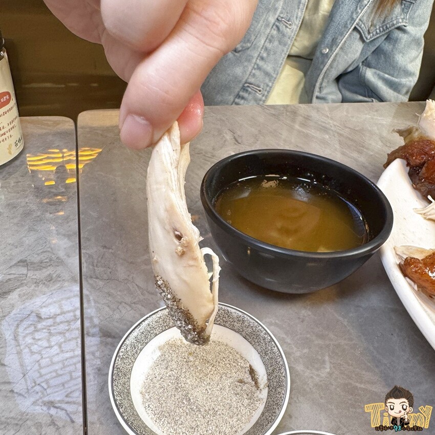 新竹市東區新竹豪客窯烤雞。新竹人不用跑到芎林就可以買到好吃又爆汁的窯烤雞！來自雲林斗六的人氣名店插旗新竹！ 必買隱藏版手工泡菜！ 還有特別版烏雞雞滴雞精！ (菜單營業時間地址電話) - 跟著踢小米吃喝