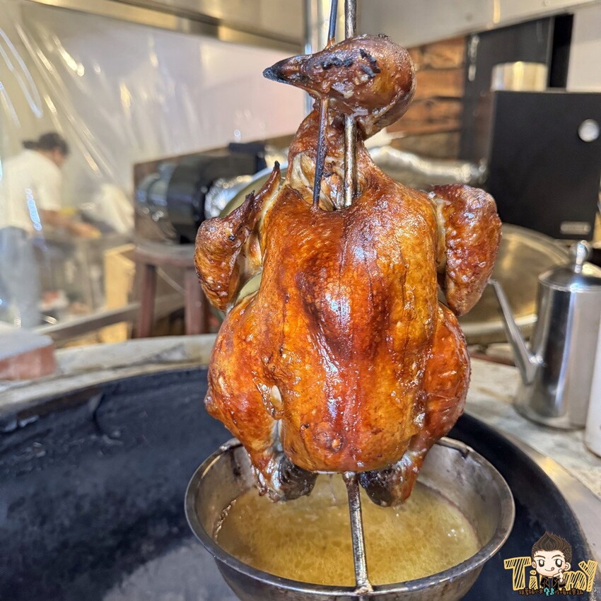 新竹市東區新竹豪客窯烤雞。新竹人不用跑到芎林就可以買到好吃又爆汁的窯烤雞！來自雲林斗六的人氣名店插旗新竹！ 必買隱藏版手工泡菜！ 還有特別版烏雞雞滴雞精！ (菜單營業時間地址電話) - 跟著踢小米吃喝