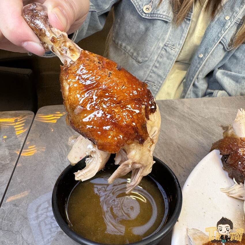 新竹市東區新竹豪客窯烤雞。新竹人不用跑到芎林就可以買到好吃又爆汁的窯烤雞！來自雲林斗六的人氣名店插旗新竹！ 必買隱藏版手工泡菜！ 還有特別版烏雞雞滴雞精！ (菜單營業時間地址電話) - 跟著踢小米吃喝