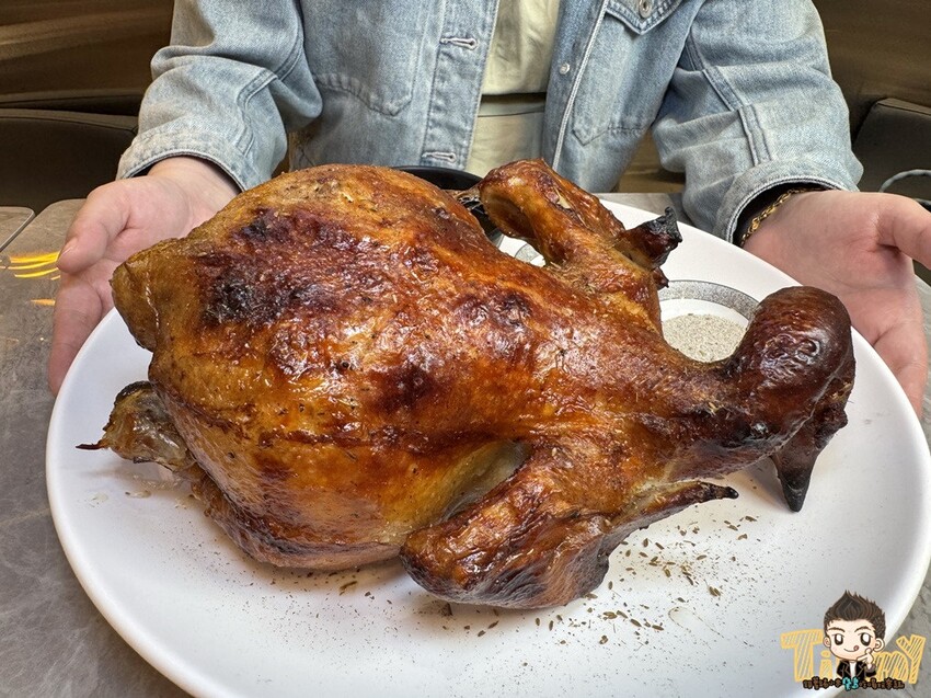 新竹市東區新竹豪客窯烤雞。新竹人不用跑到芎林就可以買到好吃又爆汁的窯烤雞！來自雲林斗六的人氣名店插旗新竹！ 必買隱藏版手工泡菜！ 還有特別版烏雞雞滴雞精！ (菜單營業時間地址電話) - 跟著踢小米吃喝