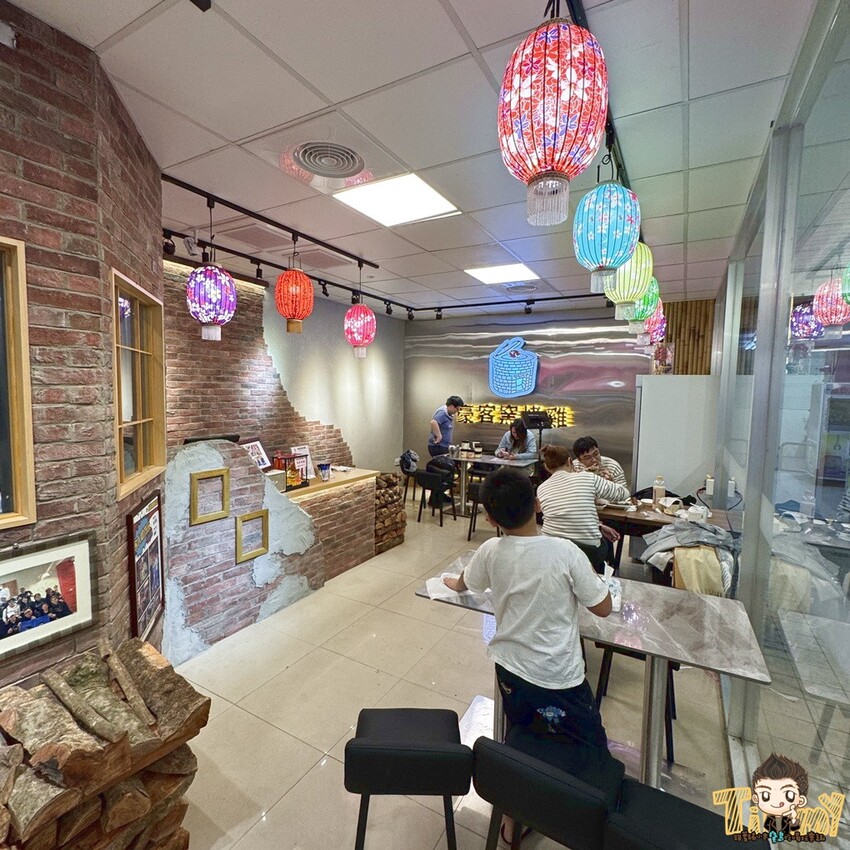 新竹市東區新竹豪客窯烤雞。新竹人不用跑到芎林就可以買到好吃又爆汁的窯烤雞！來自雲林斗六的人氣名店插旗新竹！ 必買隱藏版手工泡菜！ 還有特別版烏雞雞滴雞精！ (菜單營業時間地址電話) - 跟著踢小米吃喝