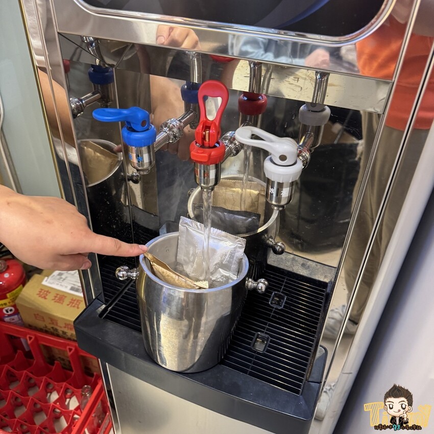 新竹市東區新竹豪客窯烤雞。新竹人不用跑到芎林就可以買到好吃又爆汁的窯烤雞！來自雲林斗六的人氣名店插旗新竹！ 必買隱藏版手工泡菜！ 還有特別版烏雞雞滴雞精！ (菜單營業時間地址電話) - 跟著踢小米吃喝