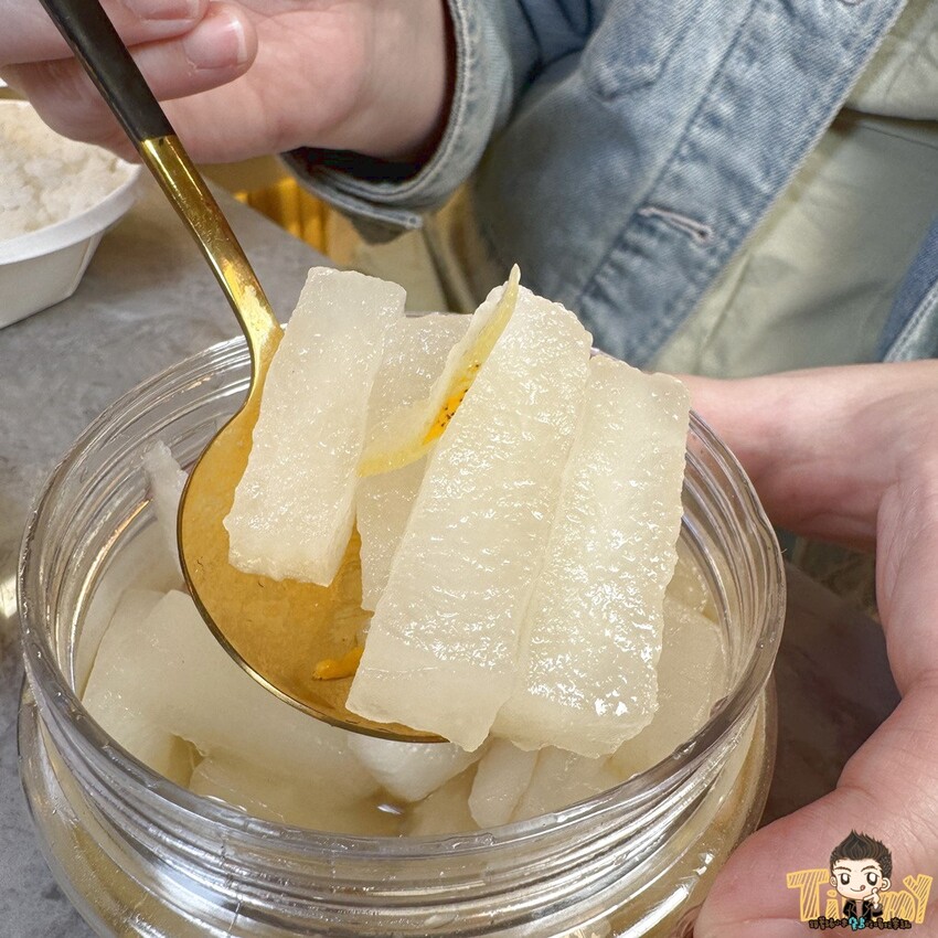 新竹市東區新竹豪客窯烤雞。新竹人不用跑到芎林就可以買到好吃又爆汁的窯烤雞！來自雲林斗六的人氣名店插旗新竹！ 必買隱藏版手工泡菜！ 還有特別版烏雞雞滴雞精！ (菜單營業時間地址電話) - 跟著踢小米吃喝