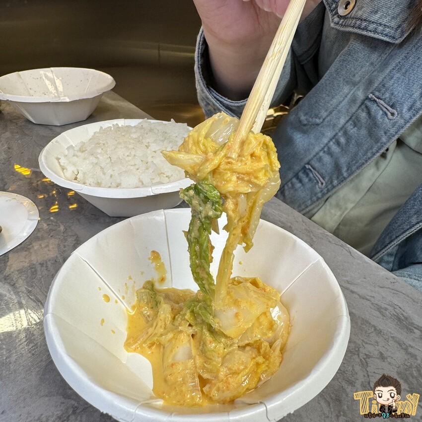 新竹市東區新竹豪客窯烤雞。新竹人不用跑到芎林就可以買到好吃又爆汁的窯烤雞！來自雲林斗六的人氣名店插旗新竹！ 必買隱藏版手工泡菜！ 還有特別版烏雞雞滴雞精！ (菜單營業時間地址電話) - 跟著踢小米吃喝