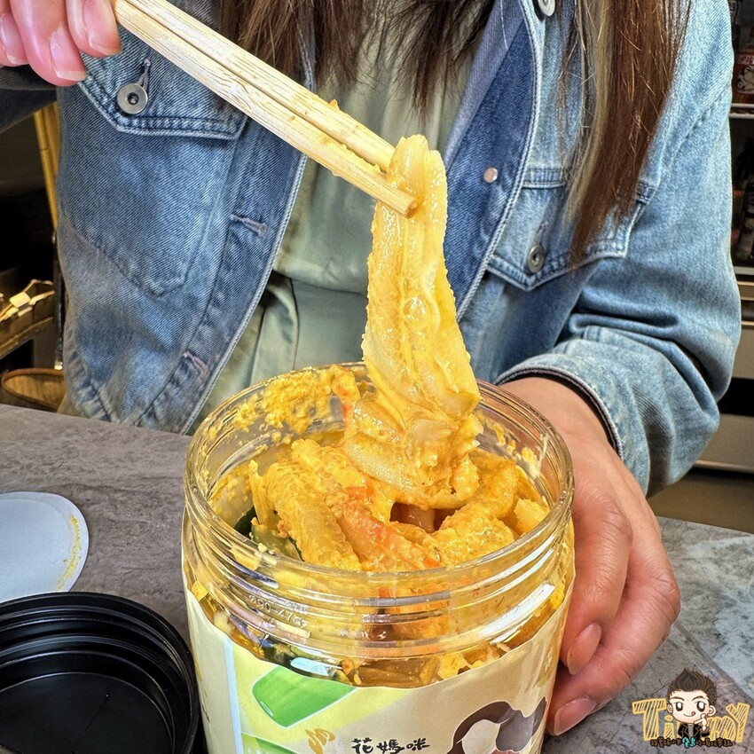 新竹市東區新竹豪客窯烤雞。新竹人不用跑到芎林就可以買到好吃又爆汁的窯烤雞！來自雲林斗六的人氣名店插旗新竹！ 必買隱藏版手工泡菜！ 還有特別版烏雞雞滴雞精！ (菜單營業時間地址電話) - 跟著踢小米吃喝