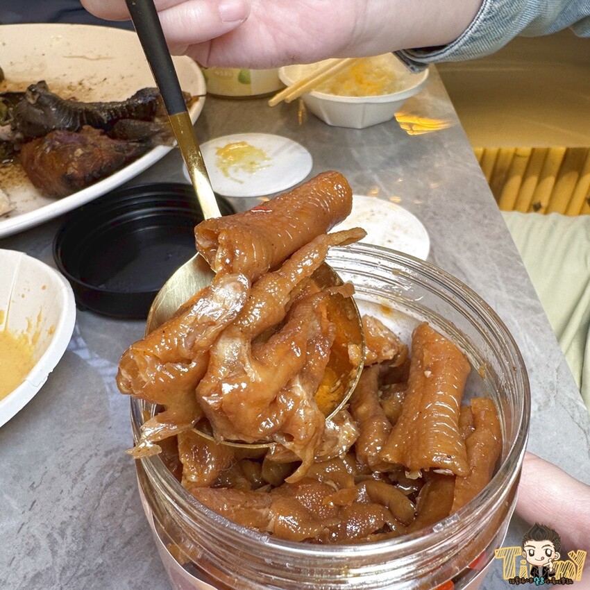 新竹市東區新竹豪客窯烤雞。新竹人不用跑到芎林就可以買到好吃又爆汁的窯烤雞！來自雲林斗六的人氣名店插旗新竹！ 必買隱藏版手工泡菜！ 還有特別版烏雞雞滴雞精！ (菜單營業時間地址電話) - 跟著踢小米吃喝