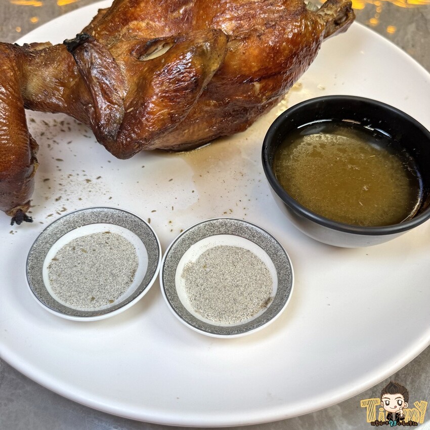 新竹市東區新竹豪客窯烤雞。新竹人不用跑到芎林就可以買到好吃又爆汁的窯烤雞！來自雲林斗六的人氣名店插旗新竹！ 必買隱藏版手工泡菜！ 還有特別版烏雞雞滴雞精！ (菜單營業時間地址電話) - 跟著踢小米吃喝