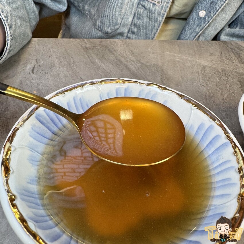 新竹市東區新竹豪客窯烤雞。新竹人不用跑到芎林就可以買到好吃又爆汁的窯烤雞！來自雲林斗六的人氣名店插旗新竹！ 必買隱藏版手工泡菜！ 還有特別版烏雞雞滴雞精！ (菜單營業時間地址電話) - 跟著踢小米吃喝