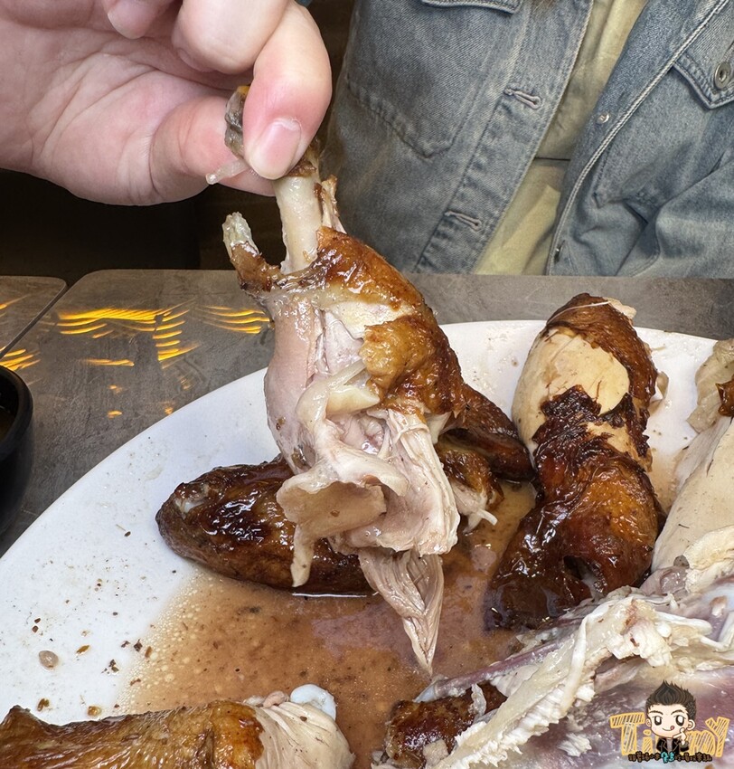 新竹市東區新竹豪客窯烤雞。新竹人不用跑到芎林就可以買到好吃又爆汁的窯烤雞！來自雲林斗六的人氣名店插旗新竹！ 必買隱藏版手工泡菜！ 還有特別版烏雞雞滴雞精！ (菜單營業時間地址電話) - 跟著踢小米吃喝