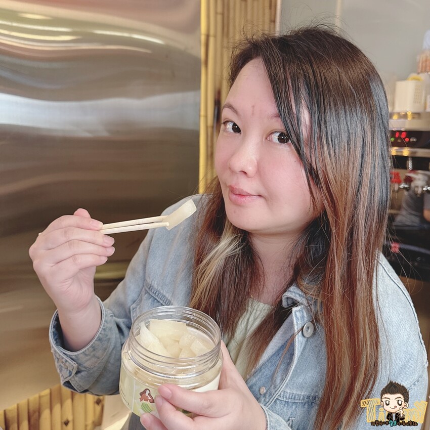 新竹市東區新竹豪客窯烤雞。新竹人不用跑到芎林就可以買到好吃又爆汁的窯烤雞！來自雲林斗六的人氣名店插旗新竹！ 必買隱藏版手工泡菜！ 還有特別版烏雞雞滴雞精！ (菜單營業時間地址電話) - 跟著踢小米吃喝