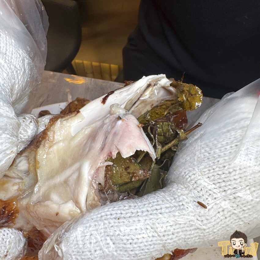 新竹市東區新竹豪客窯烤雞。新竹人不用跑到芎林就可以買到好吃又爆汁的窯烤雞！來自雲林斗六的人氣名店插旗新竹！ 必買隱藏版手工泡菜！ 還有特別版烏雞雞滴雞精！ (菜單營業時間地址電話) - 跟著踢小米吃喝