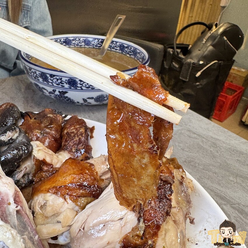 新竹市東區新竹豪客窯烤雞。新竹人不用跑到芎林就可以買到好吃又爆汁的窯烤雞！來自雲林斗六的人氣名店插旗新竹！ 必買隱藏版手工泡菜！ 還有特別版烏雞雞滴雞精！ (菜單營業時間地址電話) - 跟著踢小米吃喝