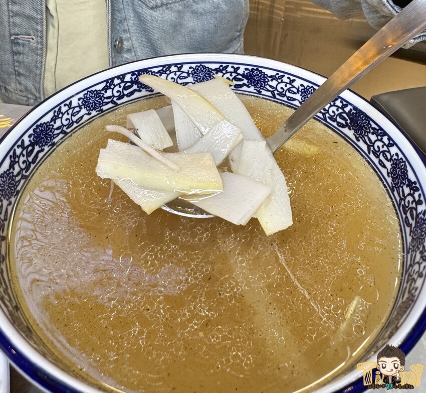 新竹市東區新竹豪客窯烤雞。新竹人不用跑到芎林就可以買到好吃又爆汁的窯烤雞！來自雲林斗六的人氣名店插旗新竹！ 必買隱藏版手工泡菜！ 還有特別版烏雞雞滴雞精！ (菜單營業時間地址電話) - 跟著踢小米吃喝