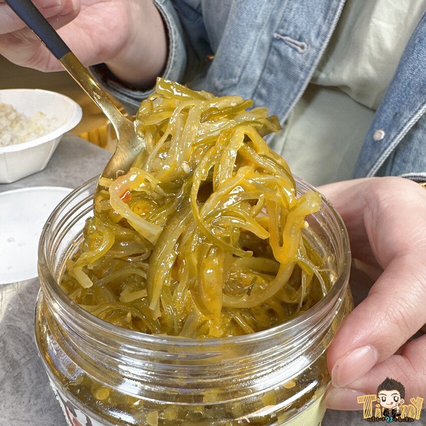 新竹市東區新竹豪客窯烤雞。新竹人不用跑到芎林就可以買到好吃又爆汁的窯烤雞！來自雲林斗六的人氣名店插旗新竹！ 必買隱藏版手工泡菜！ 還有特別版烏雞雞滴雞精！ (菜單營業時間地址電話) - 跟著踢小米吃喝