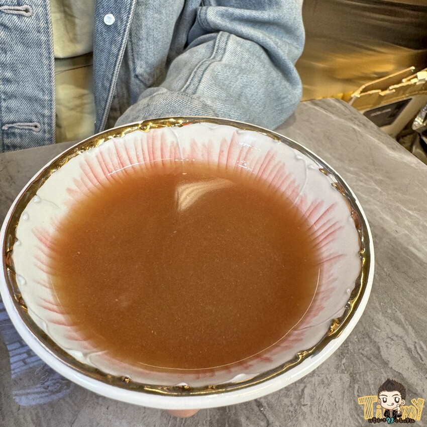 新竹市東區新竹豪客窯烤雞。新竹人不用跑到芎林就可以買到好吃又爆汁的窯烤雞！來自雲林斗六的人氣名店插旗新竹！ 必買隱藏版手工泡菜！ 還有特別版烏雞雞滴雞精！ (菜單營業時間地址電話) - 跟著踢小米吃喝