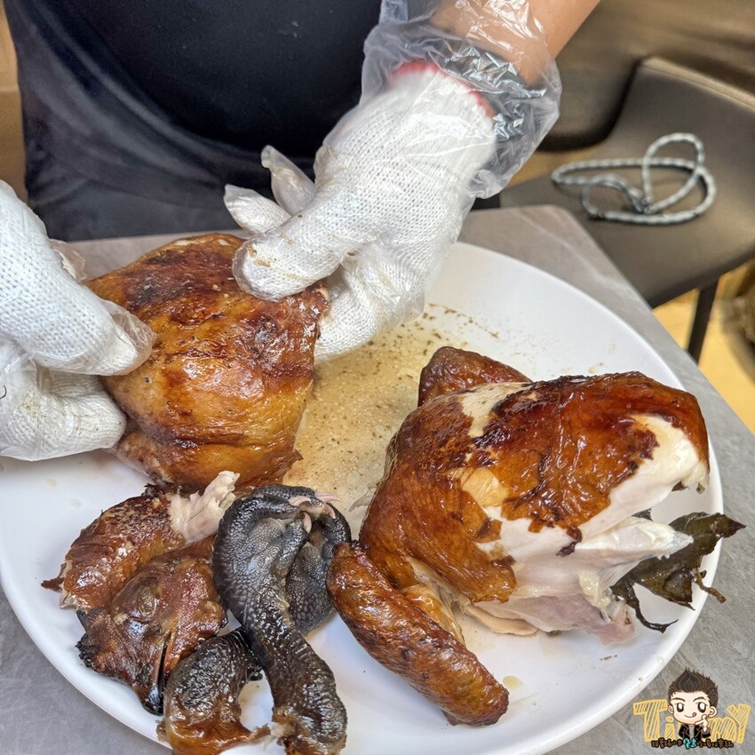 新竹市東區新竹豪客窯烤雞。新竹人不用跑到芎林就可以買到好吃又爆汁的窯烤雞！來自雲林斗六的人氣名店插旗新竹！ 必買隱藏版手工泡菜！ 還有特別版烏雞雞滴雞精！ (菜單營業時間地址電話) - 跟著踢小米吃喝