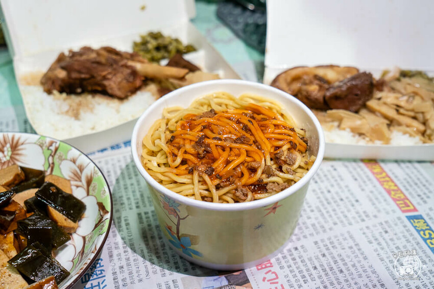 台中車站美食「小辣椒爌肉飯」飄香50年，招牌爌肉飯與必吃滷味推薦。