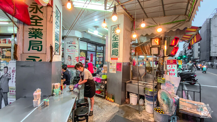 台中車站美食「小辣椒爌肉飯」飄香50年，招牌爌肉飯與必吃滷味推薦。