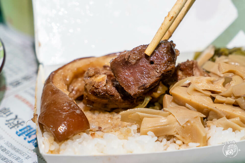 台中車站美食「小辣椒爌肉飯」飄香50年，招牌爌肉飯與必吃滷味推薦。