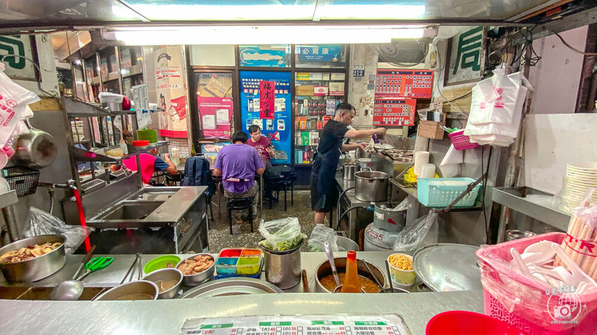 台中車站美食「小辣椒爌肉飯」飄香50年，招牌爌肉飯與必吃滷味推薦。