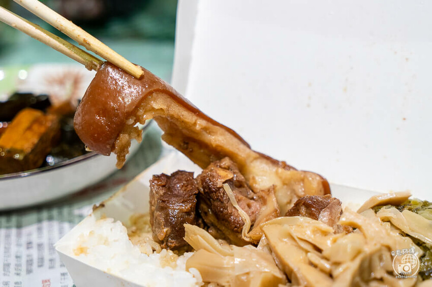 台中車站美食「小辣椒爌肉飯」飄香50年，招牌爌肉飯與必吃滷味推薦。