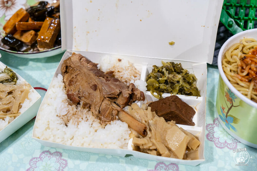 台中車站美食「小辣椒爌肉飯」飄香50年，招牌爌肉飯與必吃滷味推薦。