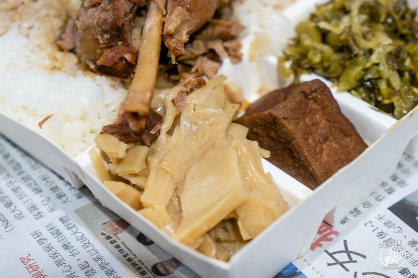 台中車站美食「小辣椒爌肉飯」飄香50年，招牌爌肉飯與必吃滷味推薦。