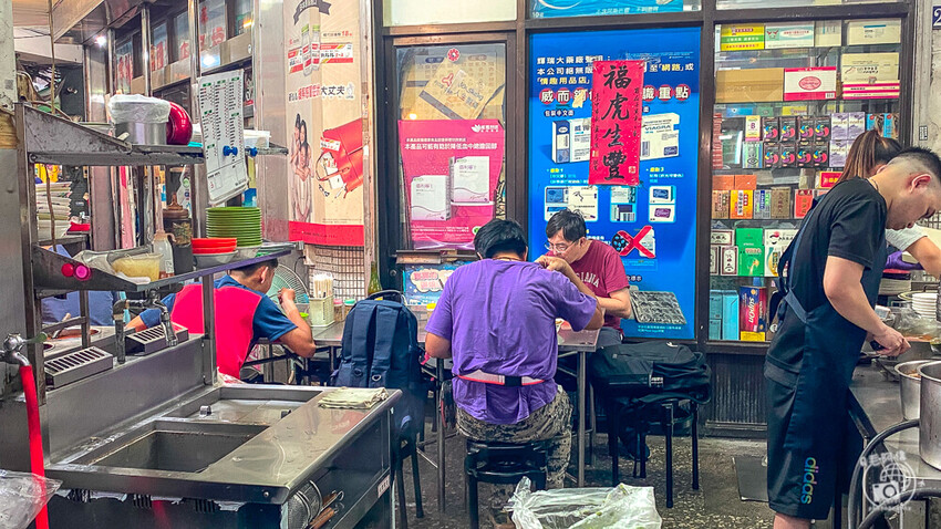 台中車站美食「小辣椒爌肉飯」飄香50年，招牌爌肉飯與必吃滷味推薦。