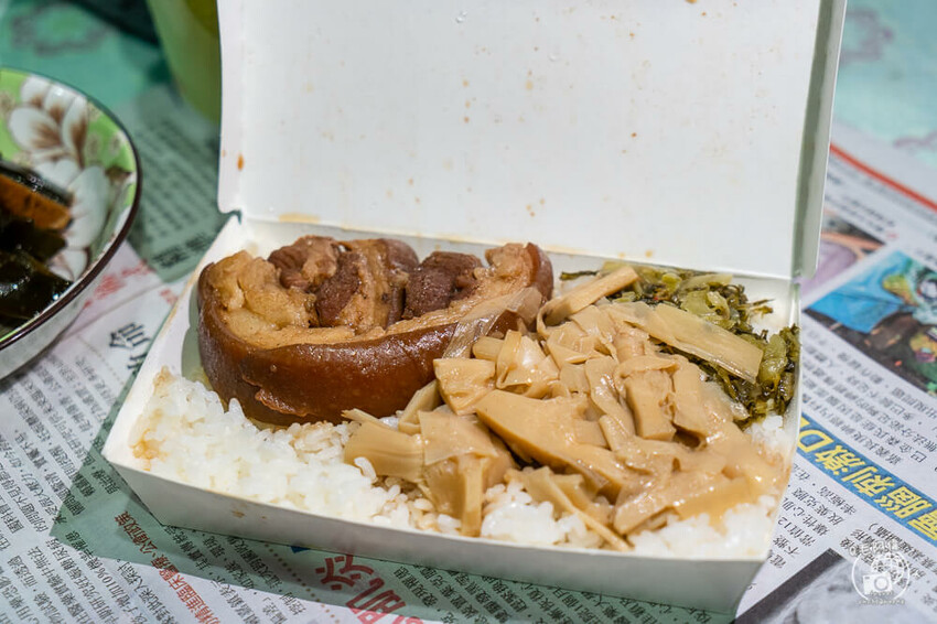 台中車站美食「小辣椒爌肉飯」飄香50年，招牌爌肉飯與必吃滷味推薦。