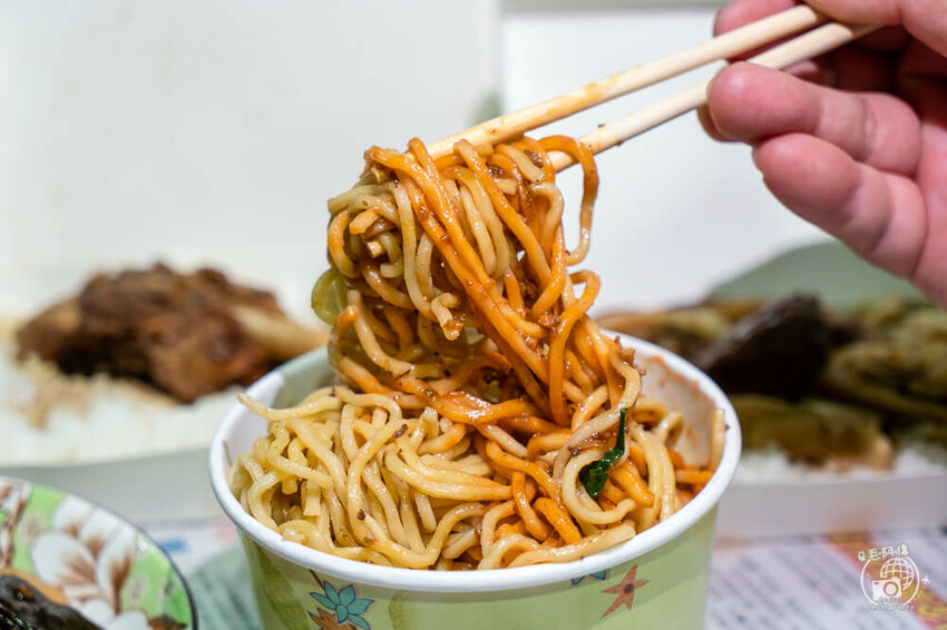 台中車站美食「小辣椒爌肉飯」飄香50年，招牌爌肉飯與必吃滷味推薦。