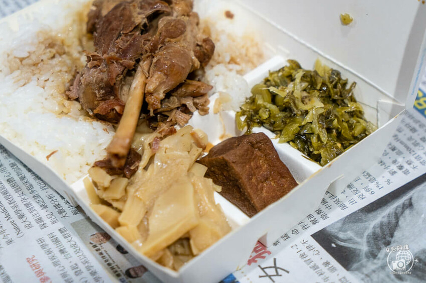 台中車站美食「小辣椒爌肉飯」飄香50年，招牌爌肉飯與必吃滷味推薦。