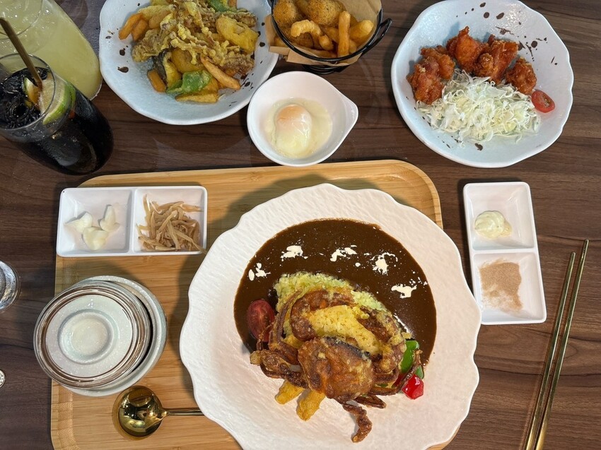 桃園中壢咖哩！中原夜市「日升日式濃咖哩屋」日式咖哩加 1 元就送丼飯。