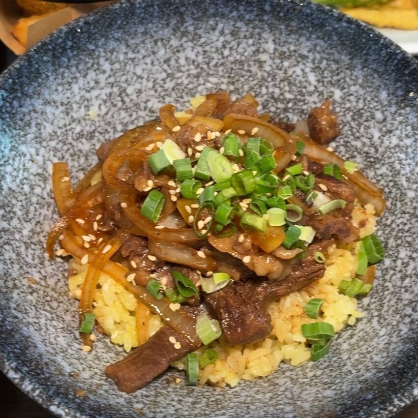 桃園中壢咖哩！中原夜市「日升日式濃咖哩屋」日式咖哩加 1 元就送丼飯。