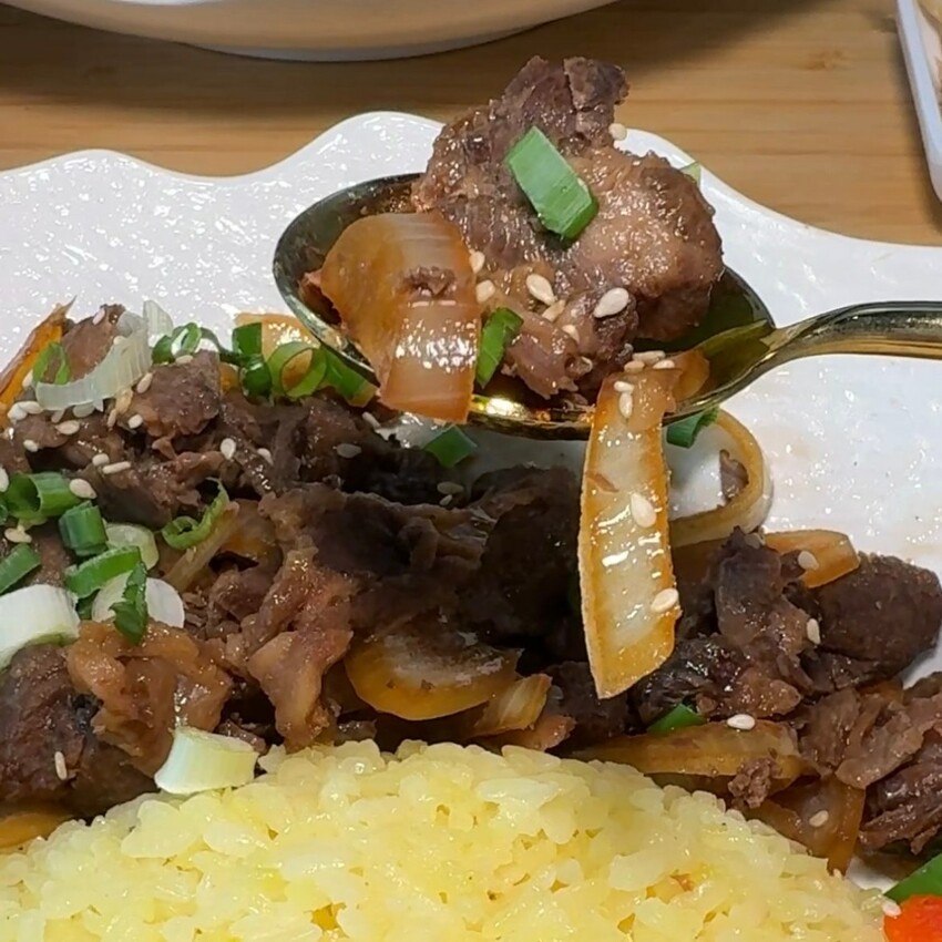 桃園中壢咖哩！中原夜市「日升日式濃咖哩屋」日式咖哩加 1 元就送丼飯。