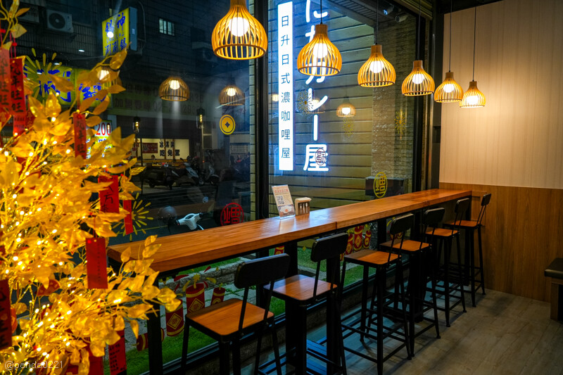 桃園中壢｜日升日式濃咖哩屋．中原商圈爆紅！濃郁微辣黑咖哩，一口上癮！